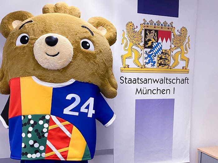 Mit diesem sehr echt aussehenden Kostüm hatte der Youtuber es beim EM-Eröffnungsspiel bis auf das Spielfeld geschafft. (Archivbild) / Foto: Britta Schultejans/dpa