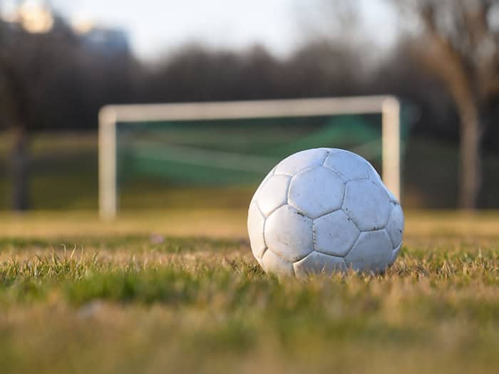 Nach einem Foul geriet die Situation auf dem Fußballplatz in Rosenheim aus dem Ruder. (Symbolbild) / Foto: Tobias Hase/dpa
