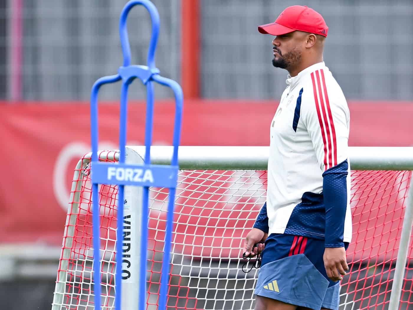 Bayern-Trainer Vincent Kompany beim Abschlusstraining.  / Foto: Sven Hoppe/dpa