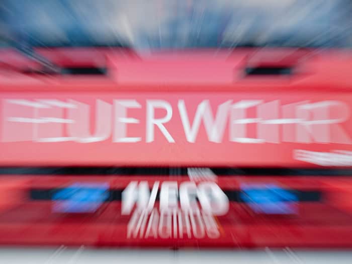 Der Mann musste mit schwersten Brandverletzungen ins Klinikum gebracht werden. (Symbolbild) / Foto: Uwe Anspach/dpa