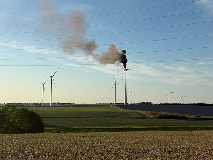 Schwarzer Rauch ging vom Windrad an der A7 aus. / Foto: Pascal Höfig/NEWS5/dpa