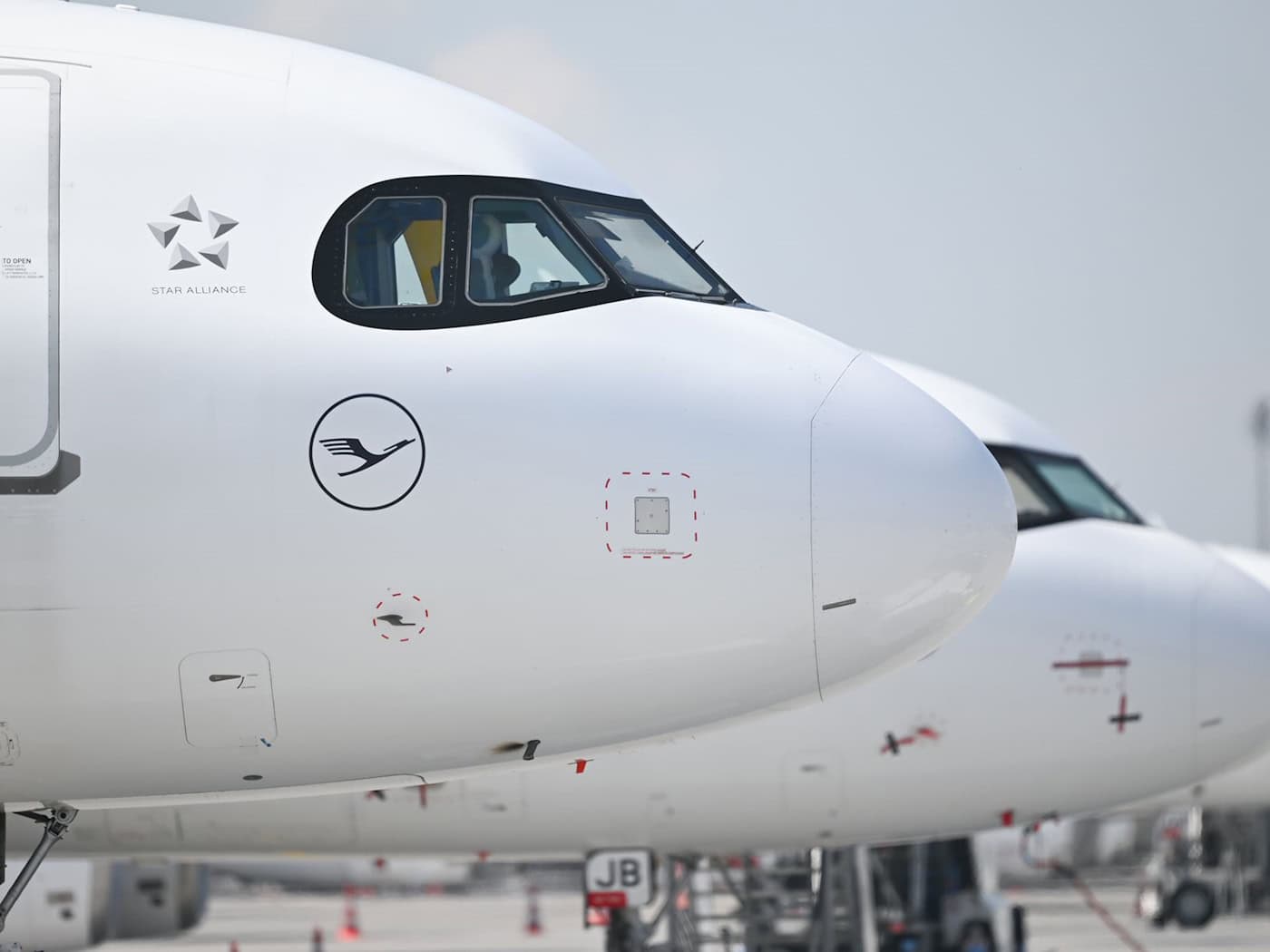 Flugzeuge mussten am Samstagmorgen in München wegen einer Drohnenwarnung kurzzeitig am Boden bleiben. (Symbolbild) / Foto: Sven Hoppe/dpa