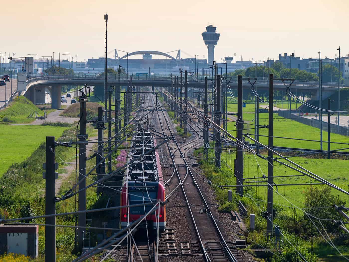 Der Münchner Flughafen (im Hintergrund) wird für mehrere Tage nicht mit der S-Bahn erreichbar sein. (Archivbild) / Foto: Peter Kneffel/dpa