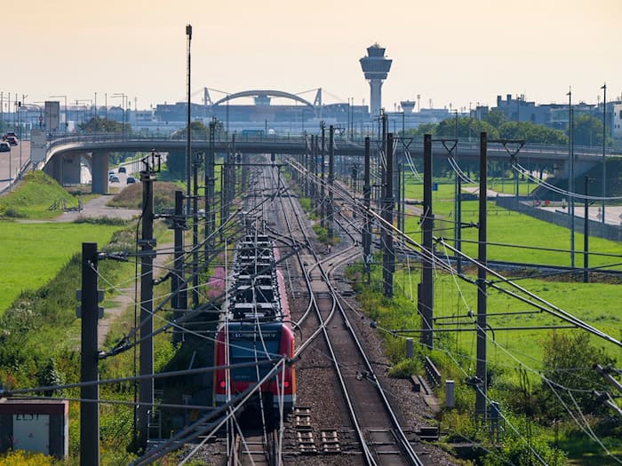 Der Münchner Flughafen (im Hintergrund) wird für mehrere Tage nicht mit der S-Bahn erreichbar sein. (Archivbild) / Foto: Peter Kneffel/dpa
