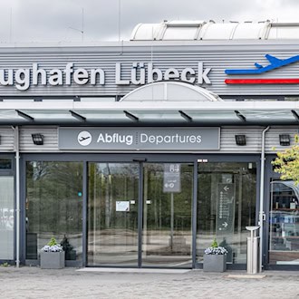 Der Flughafen Lübeck verliert nach nur sechs Wochen seine Verbindung nach München. (Archivbild) / Foto: Markus Scholz/dpa