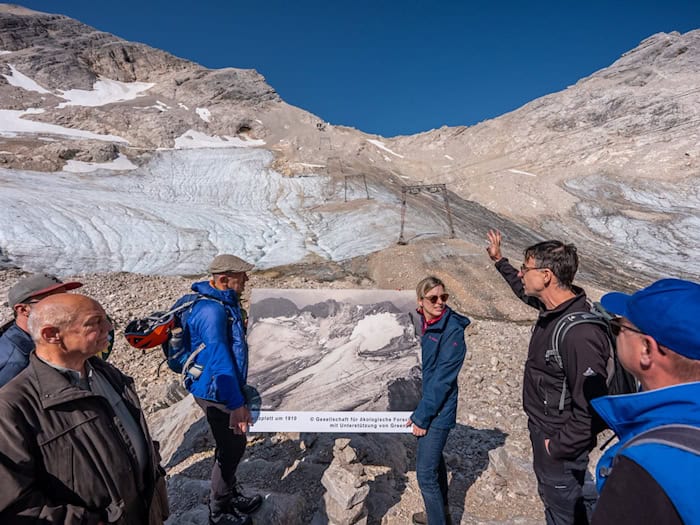 Der Geograph Hagg - hier an der Zugspitze vor dem schmelzenden Gletscher - sieht einen Ausstieg aus dem Klimaziel 2040 kritisch. (Archivbild) / Foto: Michael Kappeler/dpa