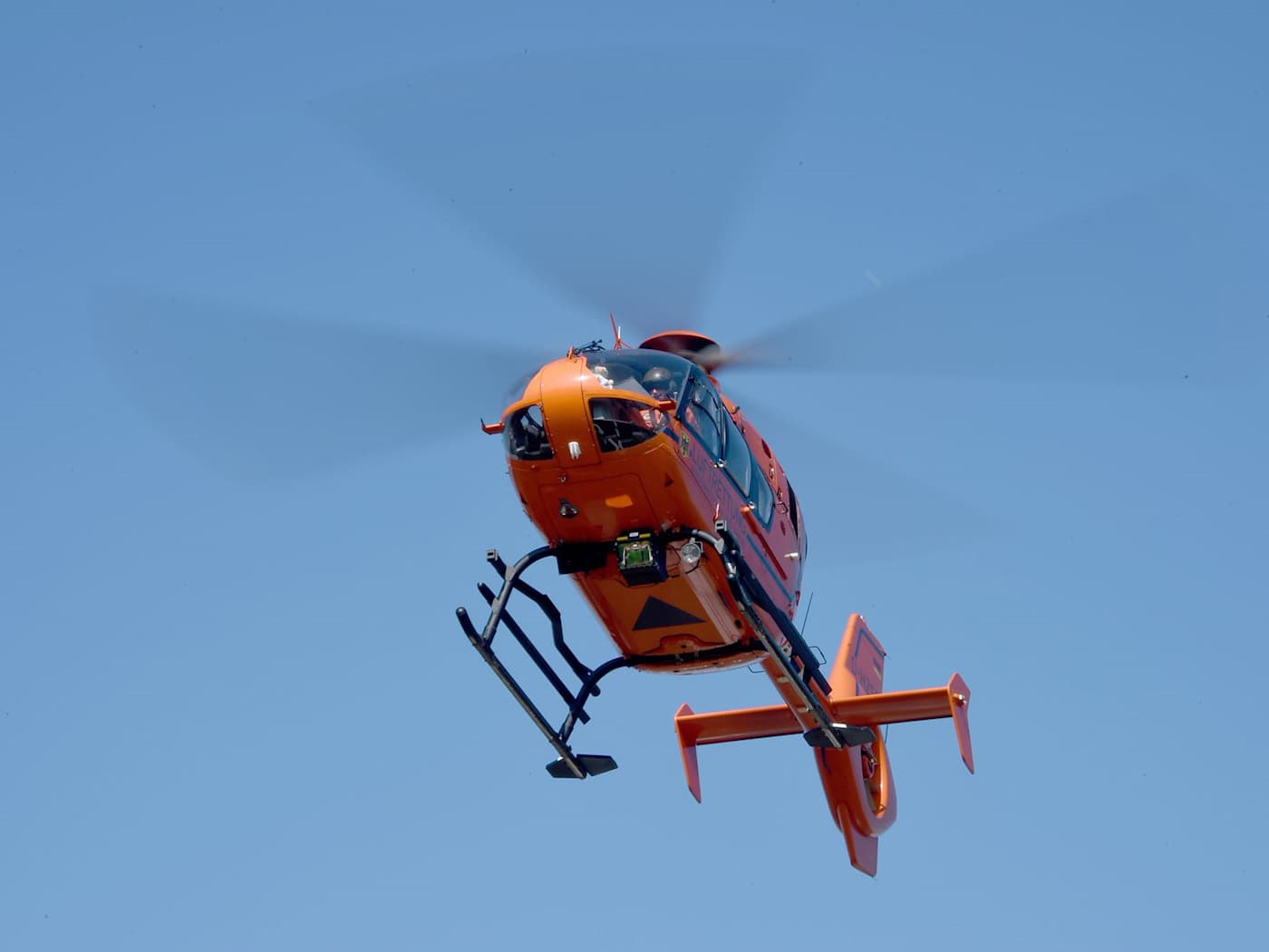 Ein Rettungshubschrauber bringt die Schwerverletzte ins Krankenhaus. (Symbolbild) / Foto: Carsten Rehder/dpa