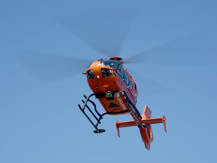 Ein Rettungshubschrauber bringt die Schwerverletzte ins Krankenhaus. (Symbolbild) / Foto: Carsten Rehder/dpa