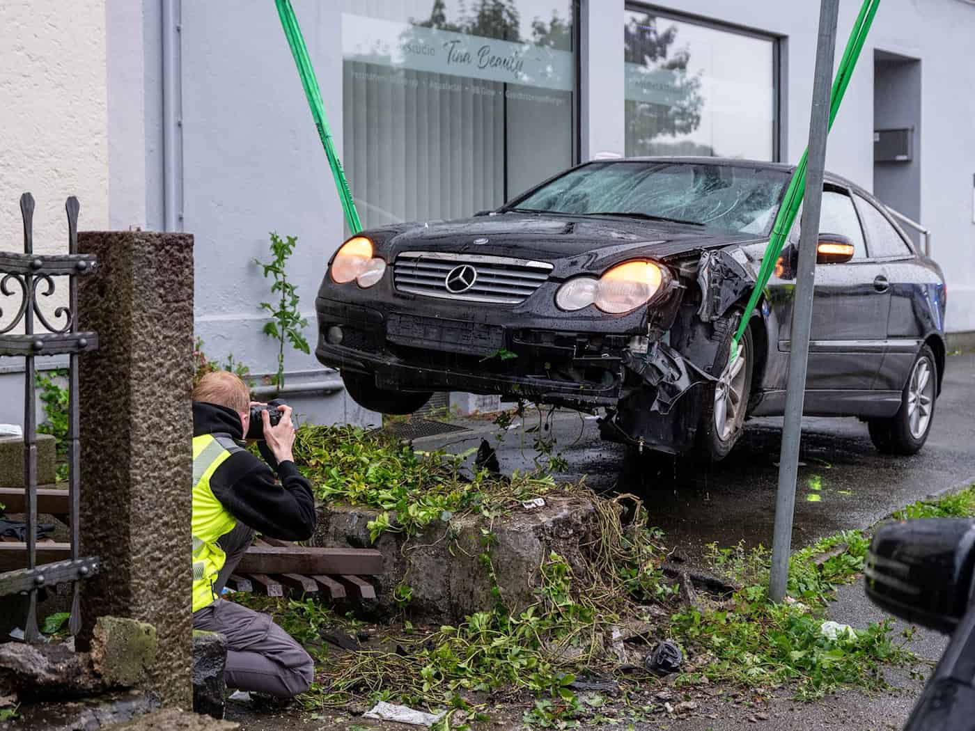 Das Auto des Mannes kam auf einem Mäuerchen zum Stehen. (Archivbild) / Foto: Armin Weigel/dpa