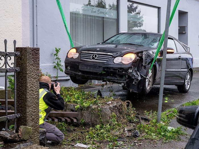 Vor dem Landgericht Passau ist ein Mann zu acht Jahren Haft verurteilt worden, weil er mit seinem Auto seine Ex-Partnerin, seine Tochter und eine Freundin seiner Ex-Partnerin angefahren hat. (Archivbild) / Foto: Armin Weigel/dpa