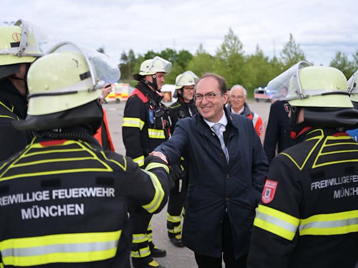 Sie bekommen für die Übung frei: Rettungskräfte der Freiwilligen Feuerwehr werden von Innenminister Dobrindt begrüßt. / Foto: Malin Wunderlich/dpa