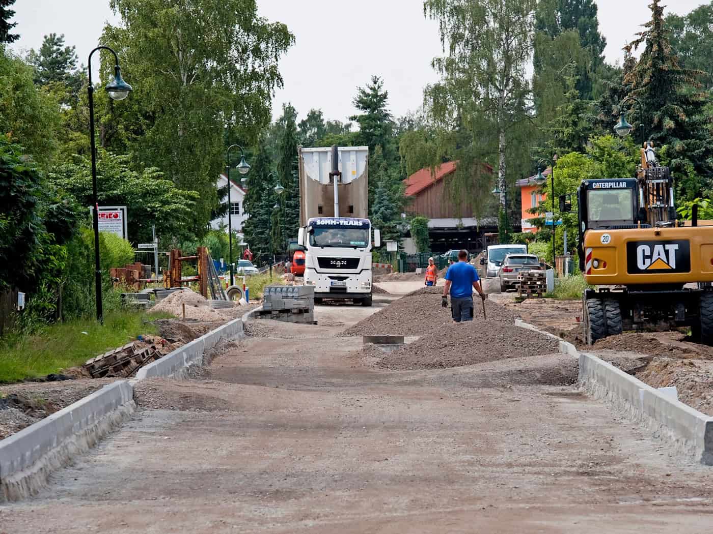 Straßenbau ist teuer und bisweilen auch eine Frage für die Justiz. Die Freien Wähler fordern eine Klarstellung, um die Bürger vor Kosten zu schützen, die bei der Erschließung vor mehr als 25 Jahren entstanden sind. (Symbolbild) / Foto: Robert Schlesinger/dpa-Zentralbild/dpa
