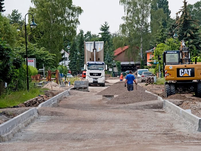 Straßenbau ist teuer und bisweilen auch eine Frage für die Justiz. Die Freien Wähler fordern eine Klarstellung, um die Bürger vor Kosten zu schützen, die bei der Erschließung vor mehr als 25 Jahren entstanden sind. (Symbolbild) / Foto: Robert Schlesinger/dpa-Zentralbild/dpa