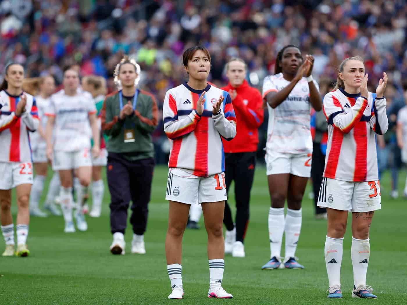 Raus mit Applaus: die Bayern-Frauen mit Momoko Tanikawa (Vordergrund) in Barcelona.  / Foto: Joan Monfort/AP/dpa