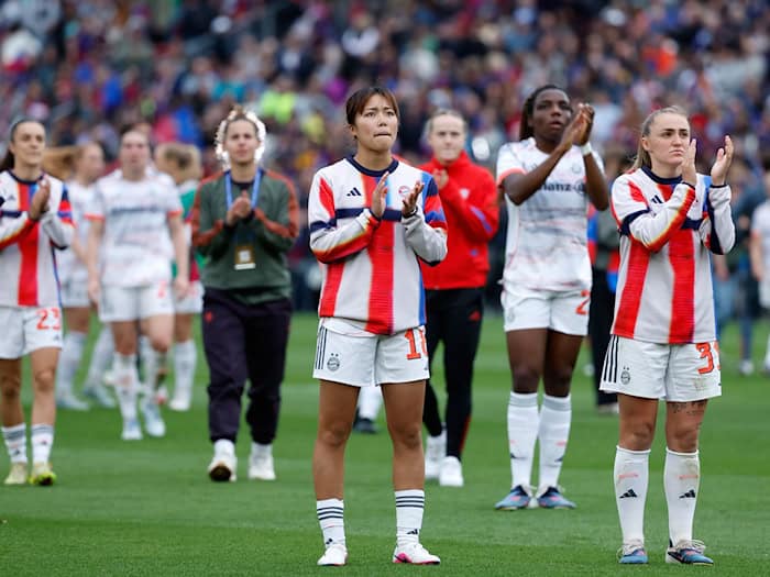 Raus mit Applaus: die Bayern-Frauen mit Momoko Tanikawa (Vordergrund) in Barcelona.  / Foto: Joan Monfort/AP/dpa