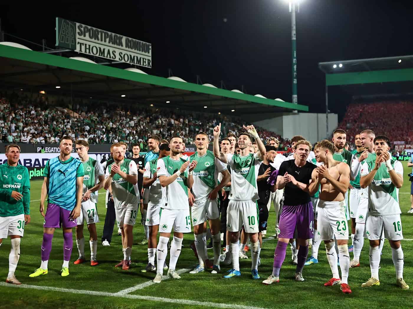 Die Fürther Spieler feierten den Erfolg in der Relegation. / Foto: Daniel Karmann/dpa