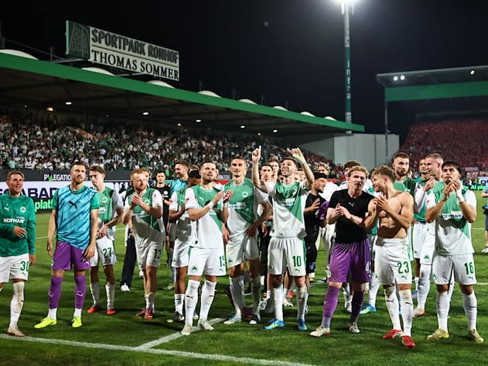 Die Fürther Spieler feierten den Erfolg in der Relegation. / Foto: Daniel Karmann/dpa