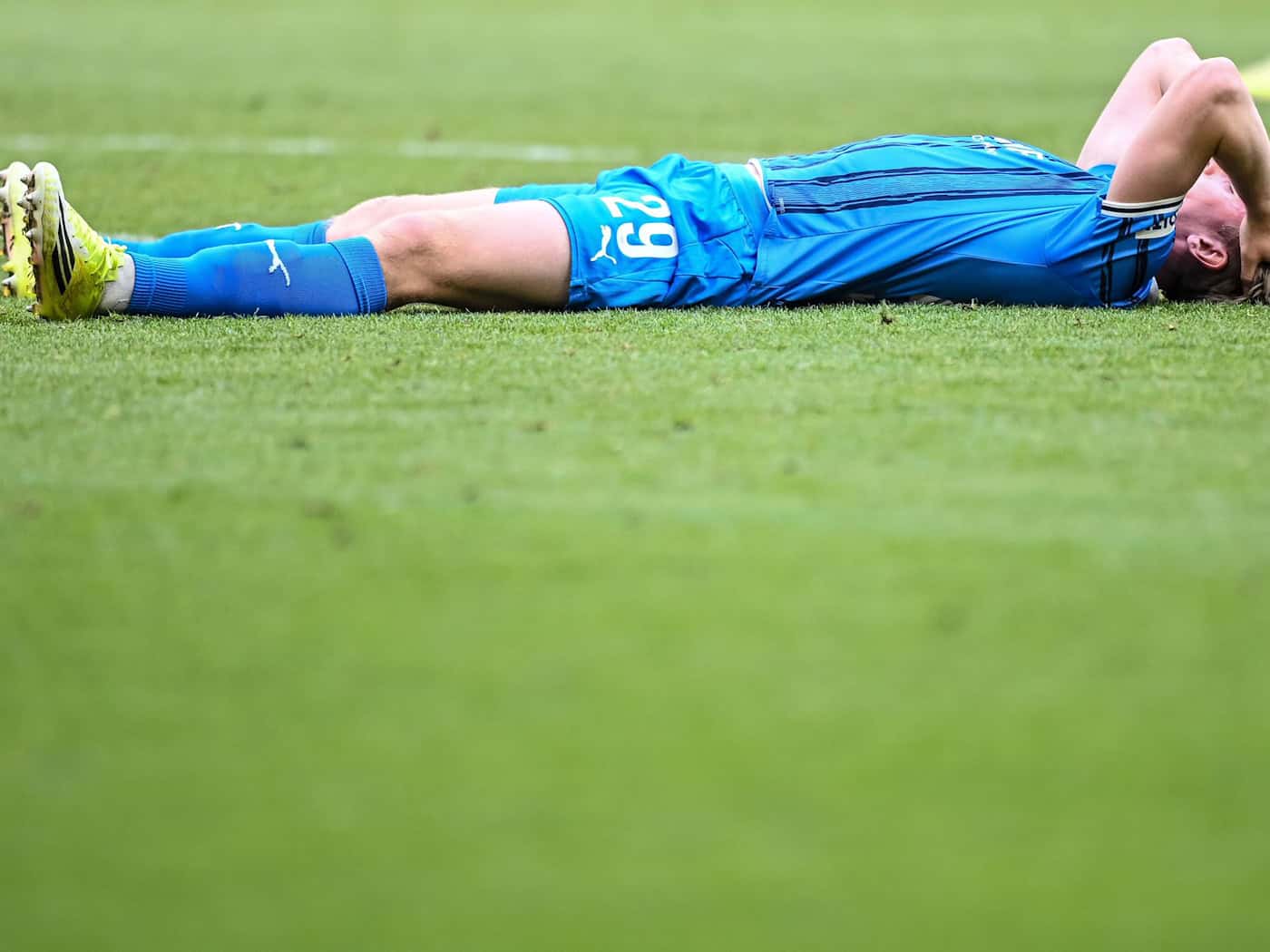 Fassungslos nach dem späten Gegentor: Heidenheims Mikkel Kaufmann am Boden nach dem 3:3. / Foto: Harry Langer/dpa