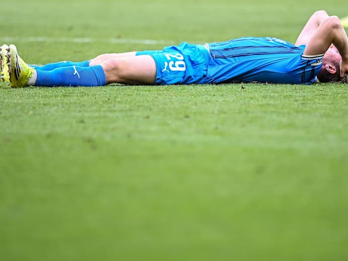 Fassungslos nach dem späten Gegentor: Heidenheims Mikkel Kaufmann am Boden nach dem 3:3. / Foto: Harry Langer/dpa