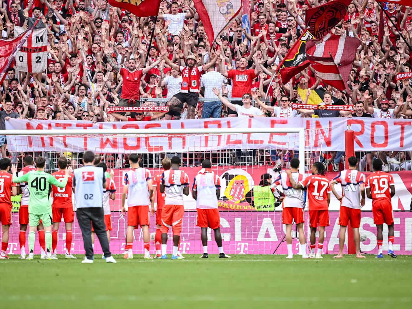 Einschwören auf Paris Saint-Germain: Die Bayern-Profis vor der Fankurve. / Foto: Harry Langer/dpa
