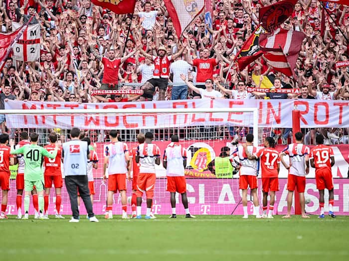 Einschwören auf Paris Saint-Germain: Die Bayern-Profis vor der Fankurve. / Foto: Harry Langer/dpa