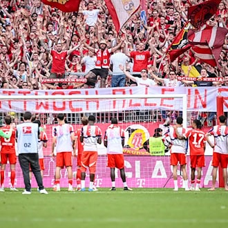 Einschwören auf Paris Saint-Germain: Die Bayern-Profis vor der Fankurve. / Foto: Harry Langer/dpa
