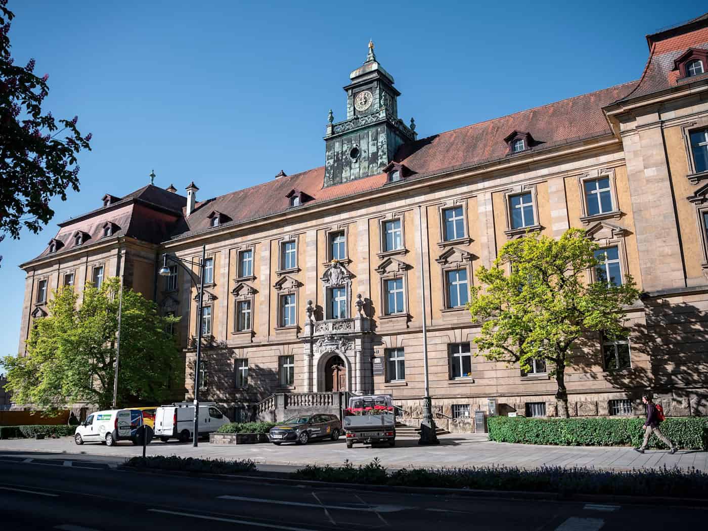 Der Angeklagte soll in Bayern einen Überfall und in Baden-Württemberg einen Einbruch begangen haben. (Symbolbild)  / Foto: Daniel Vogl/dpa