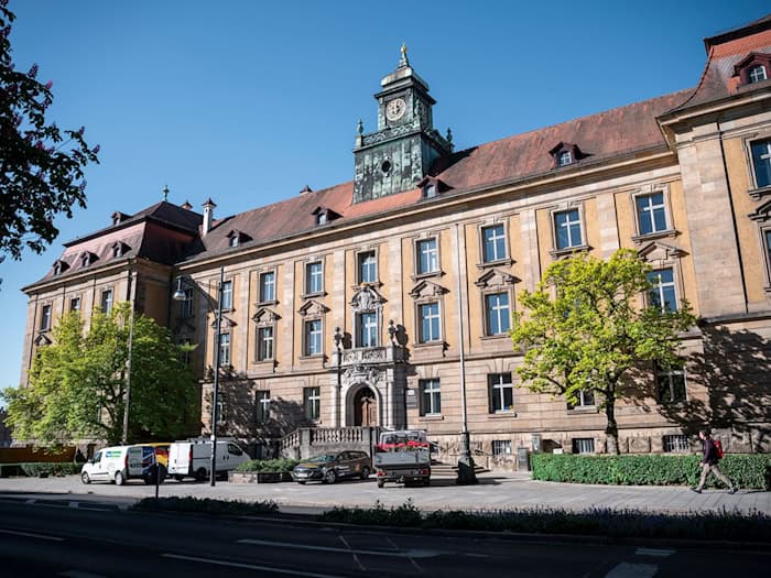 Der Angeklagte soll in Bayern einen Überfall und in Baden-Württemberg einen Einbruch begangen haben. (Symbolbild)  / Foto: Daniel Vogl/dpa