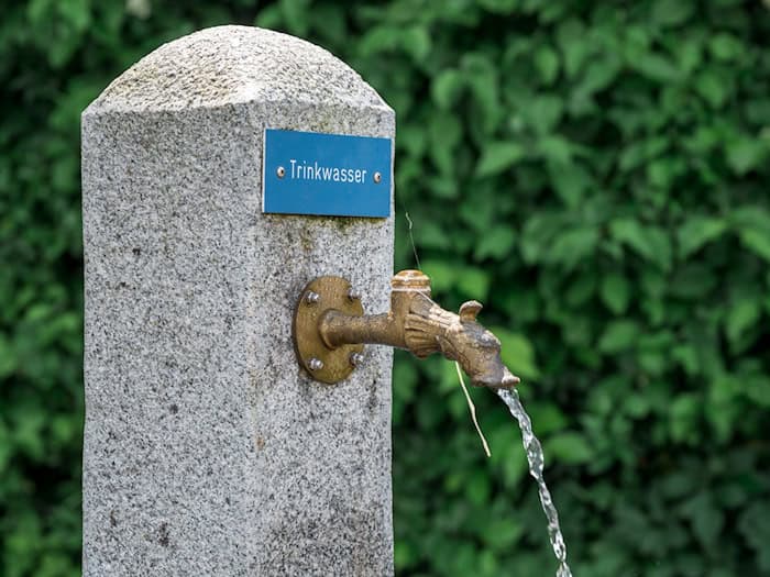 Auch ein simpler Trinkwasserbrunnen kann an heißen Tagen schon Linderung bieten. (Symbolfoto) / Foto: Daniel Vogl/dpa