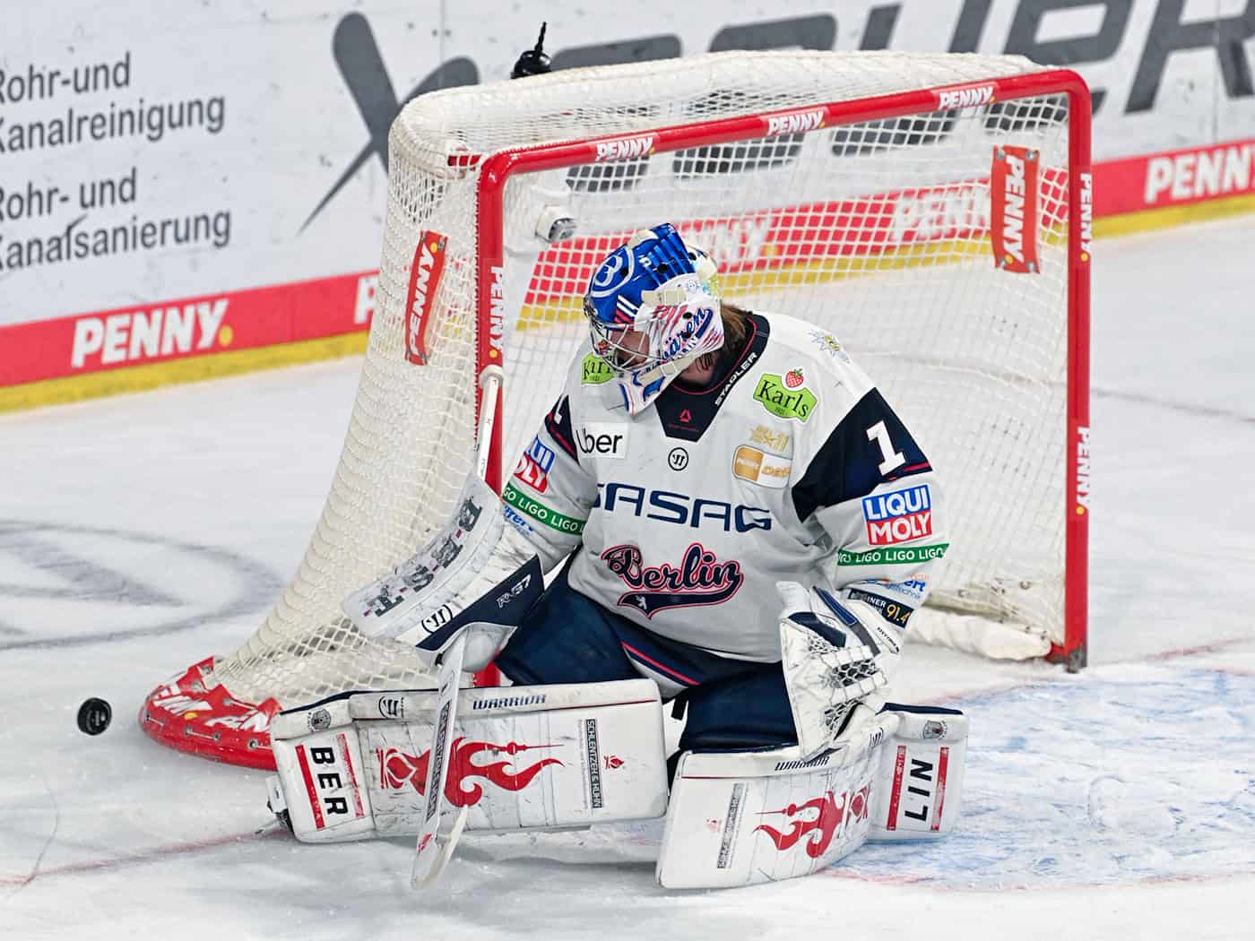 War einer der Titelgaranten für die Eisbären Berlin: Torhüter Jonas Stettmer. (Archivbild) / Foto: Uwe Anspach/dpa