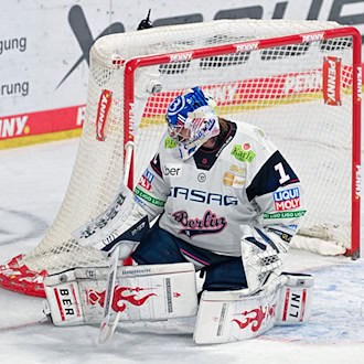 War einer der Titelgaranten für die Eisbären Berlin: Torhüter Jonas Stettmer. (Archivbild) / Foto: Uwe Anspach/dpa