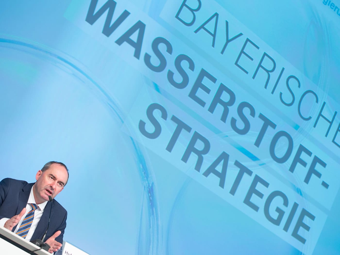 Wirtschaftsminister Hubert Aiwanger im Jahr 2020 bei der Vorstellung der bayerischen Wasserstoffstrategie. (Archivbild) / Foto: Timm Schamberger/dpa