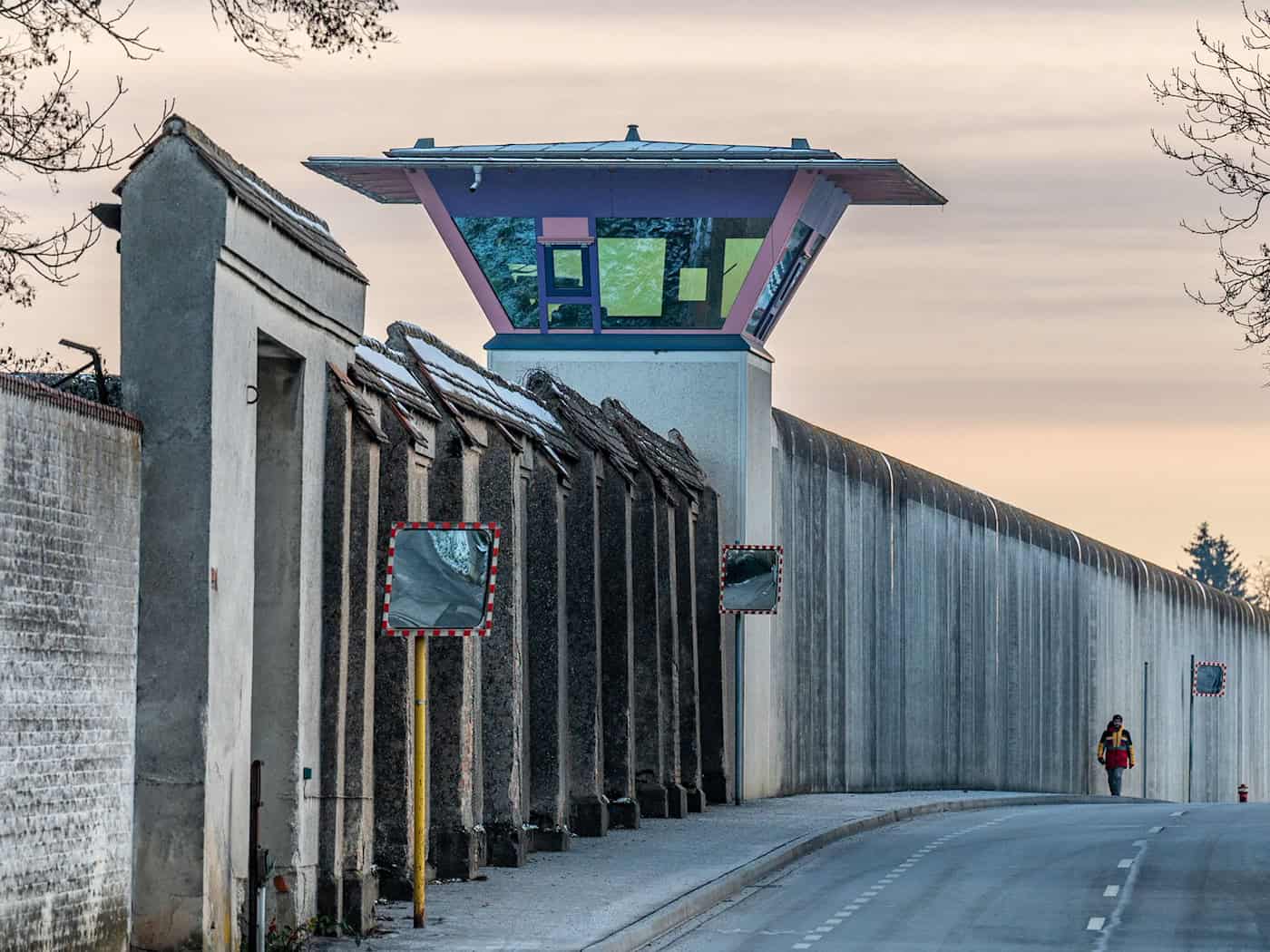 Ein Insasse der JVA Straubing ist eineinhalb Jahre nach einem Angriff gestorben. (Archivbild) / Foto: Armin Weigel/dpa