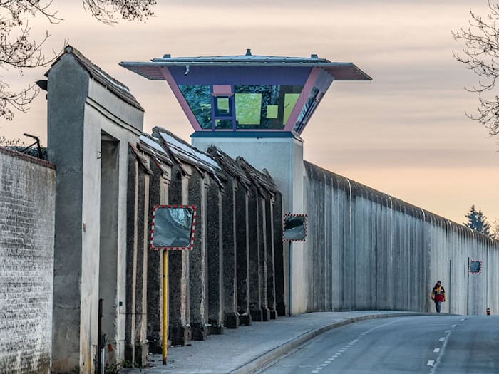 Ein Insasse der JVA Straubing ist eineinhalb Jahre nach einem Angriff gestorben. (Archivbild) / Foto: Armin Weigel/dpa