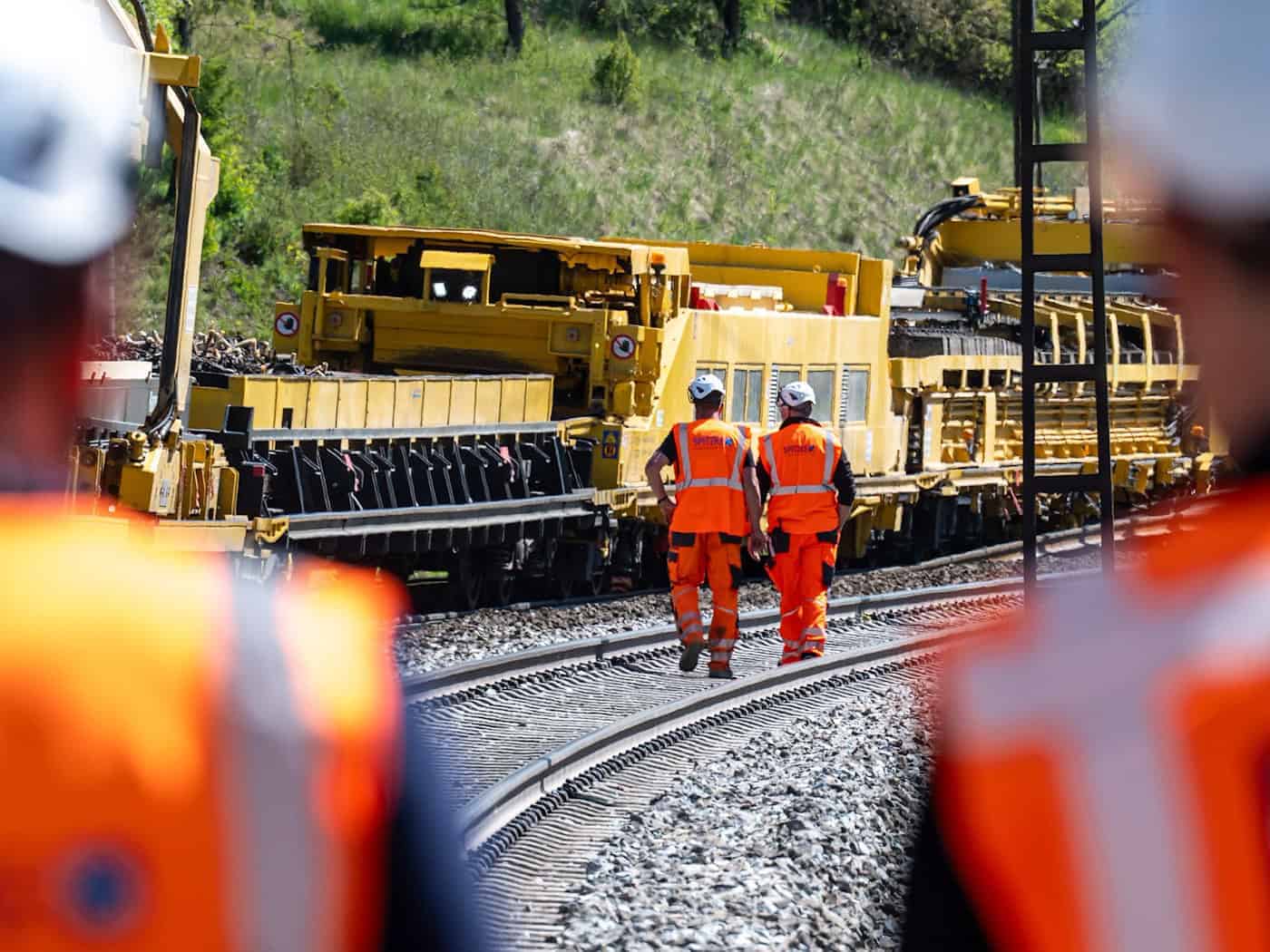 Bei der Bahn stehen zahlreiche Bauarbeiten in Bayern an. (Symbolbild) / Foto: Armin Weigel/dpa