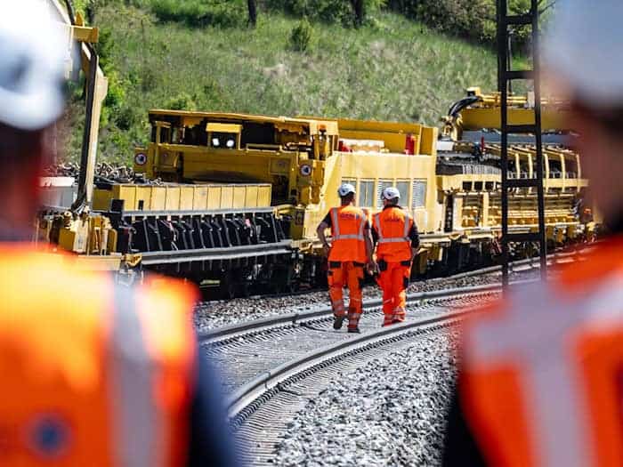 Bei der Bahn stehen zahlreiche Bauarbeiten in Bayern an. (Symbolbild) / Foto: Armin Weigel/dpa