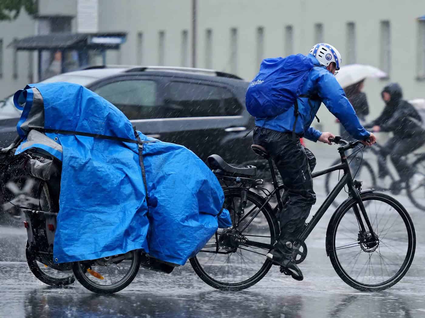 Regenschutz war in München am Abend angesagt.  / Foto: Malin Wunderlich/dpa