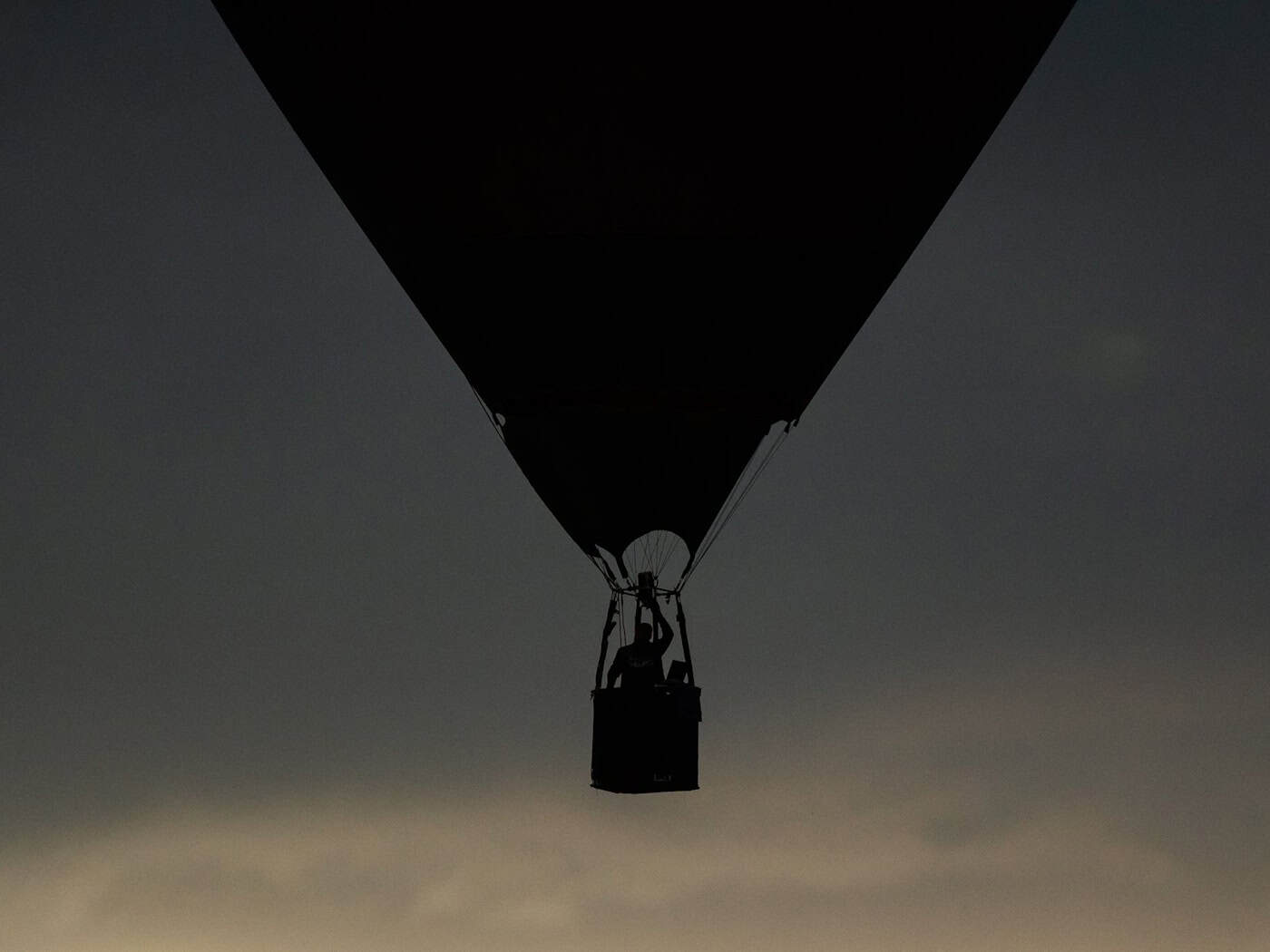 Der Ballon wurde in eine Stromleitung getrieben. (Symbolbild) / Foto: Silas Stein/dpa
