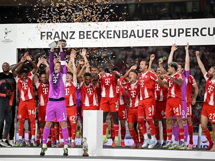 So wollen die Bayern auch im Sommer den Supercup bejubeln. (Archivbild) / Foto: Bernd Weißbrod/dpa