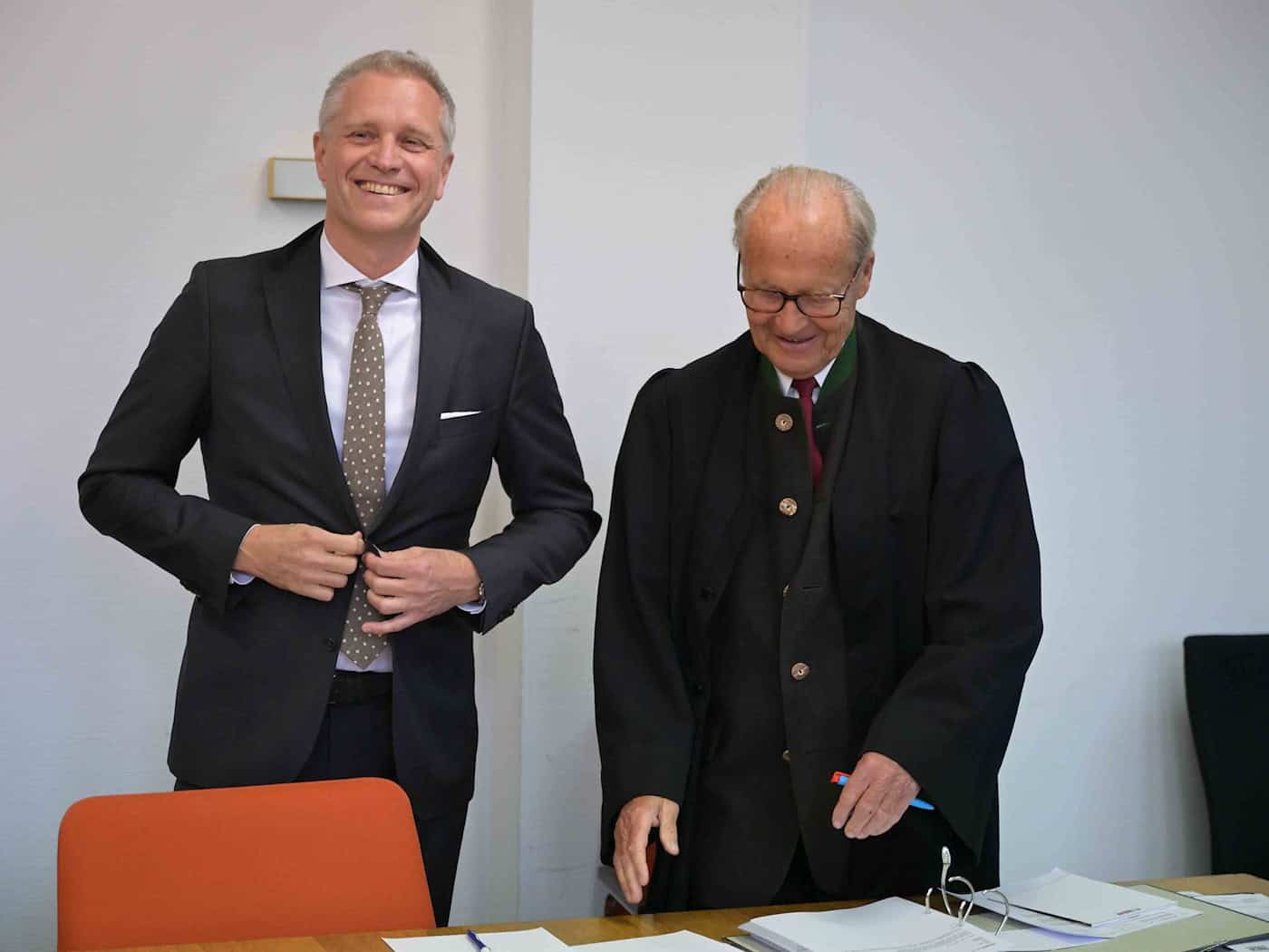 Er hat am Ende dann gut lachen: der AfD-Europaabgeordnete Bystron (links). / Foto: Malin Wunderlich/dpa