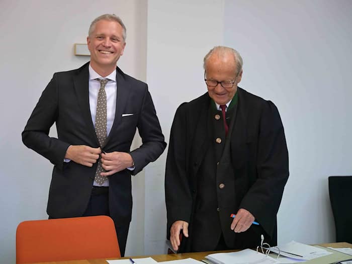 Er hat am Ende dann gut lachen: der AfD-Europaabgeordnete Bystron (links). / Foto: Malin Wunderlich/dpa