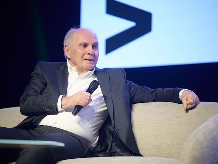 Stichelt wieder gegen Julian Nagelsmann: Bayern-Ehrenpräsident Uli Hoeneß. (Archivbild) / Foto: Bernd Thissen/dpa