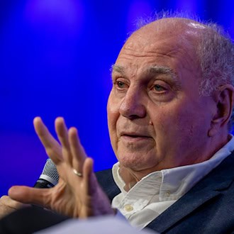 Verzichtet auf die Fußball-WM: Uli Hoeneß. (Archivbild) / Foto: Peter Kneffel/dpa