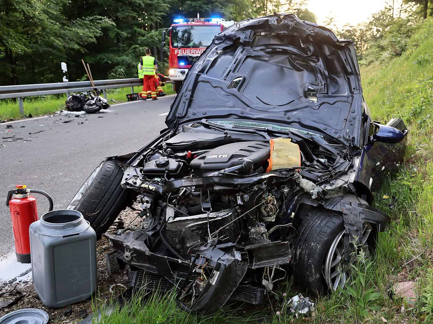 Eine Motorradfahrerin wurde bei dem Unfall lebensgefährlich verletzt.  / Foto: Ralf Hettler/dpa