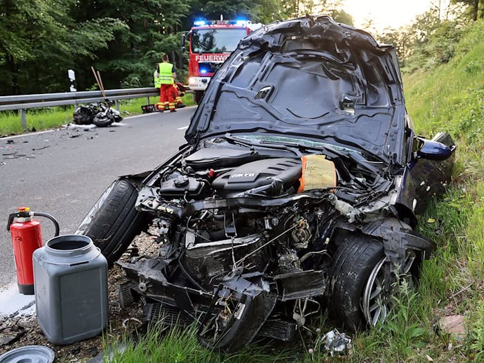 Eine Motorradfahrerin wurde bei dem Unfall lebensgefährlich verletzt.  / Foto: Ralf Hettler/dpa