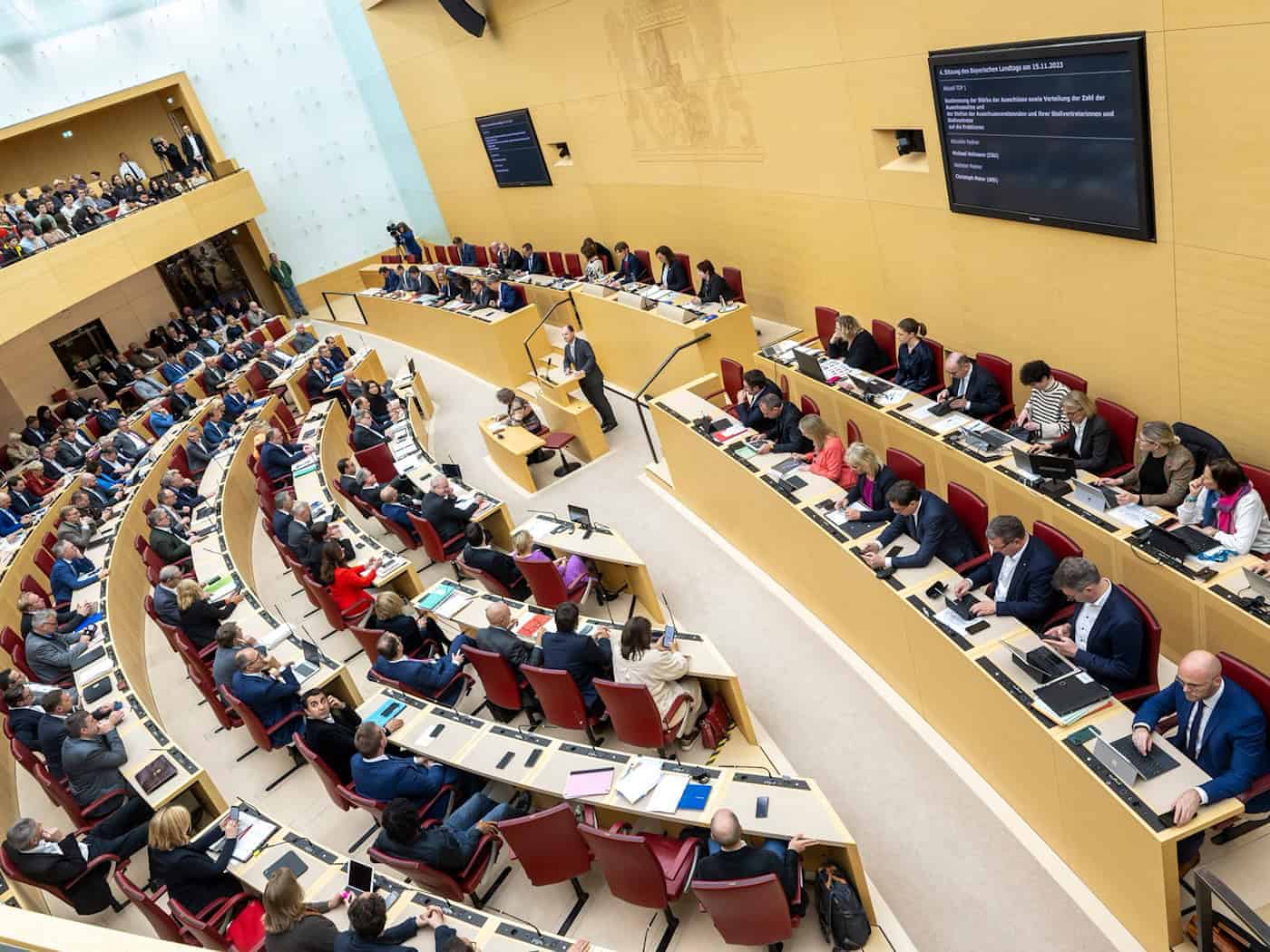 Die 203 Abgeordnete des Landtags erwartet zum 1. Juli eine Erhöhung ihrer Diäten um 4,1 Prozent. Anders als im Bundestag deutet nichts daraufhin, dass die Erhöhung abgesagt werden soll. (Archivbild) / Foto: Peter Kneffel/dpa