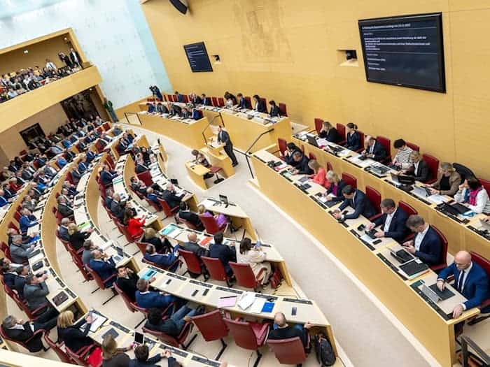 Bayerischer Landtag will Diäten-Erhöhung zum 1. Juli nicht aussetzen