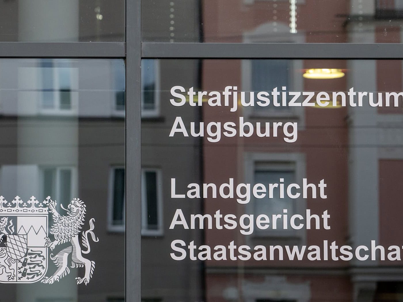 Ein Jugendlicher muss sich wegen eines rassistisch motivierten Mordversuchs vor dem Augsburger Landgericht verantworten. (Symbolbild) / Foto: Stefan Puchner/dpa