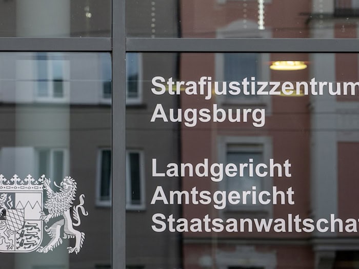 Ein Jugendlicher muss sich wegen eines rassistisch motivierten Mordversuchs vor dem Augsburger Landgericht verantworten. (Symbolbild) / Foto: Stefan Puchner/dpa