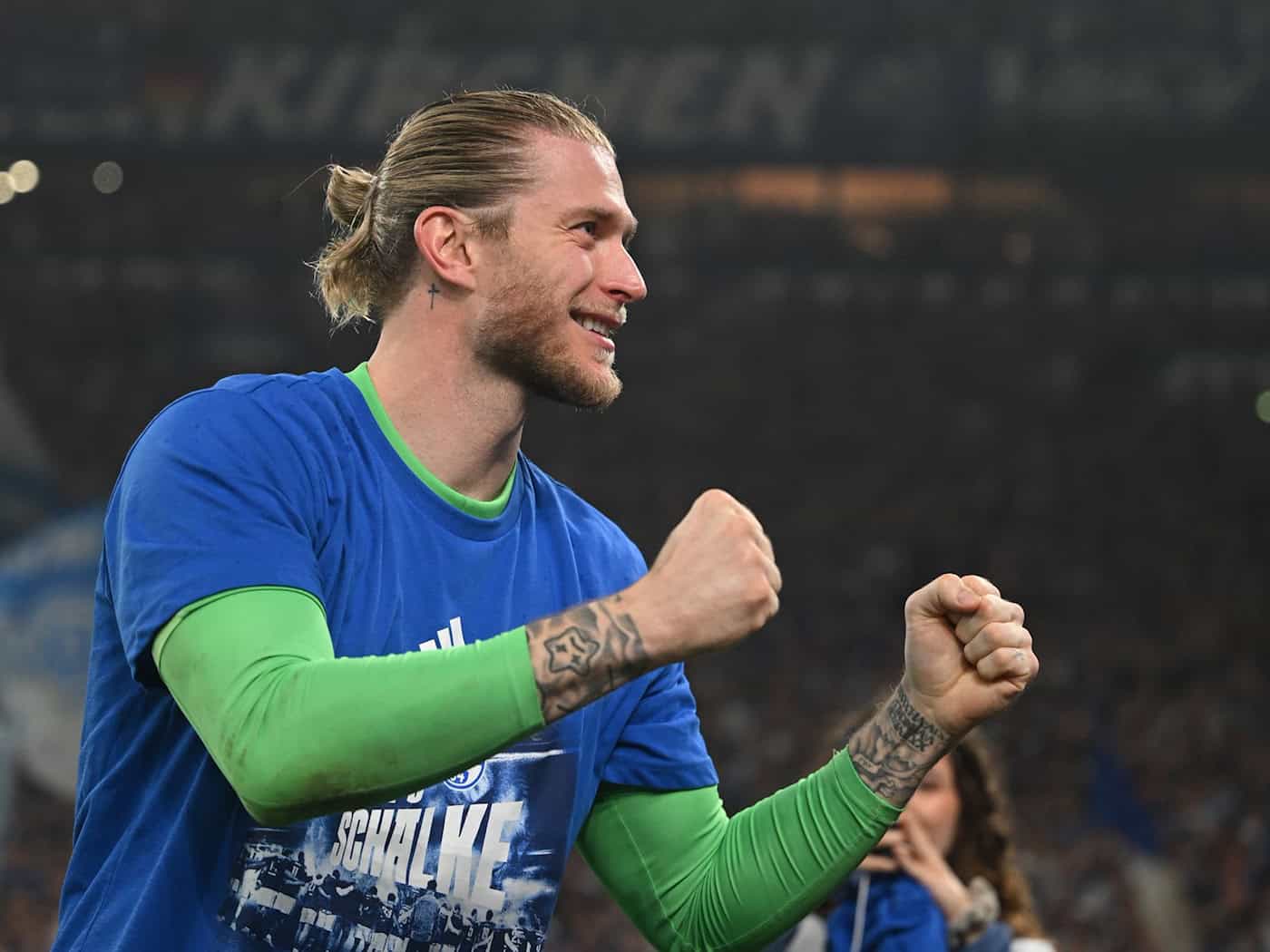 Vaterfreuden nach dem Aufstieg mit dem FC Schalke: Loris Karius. (Archivbild) / Foto: Bernd Thissen/dpa